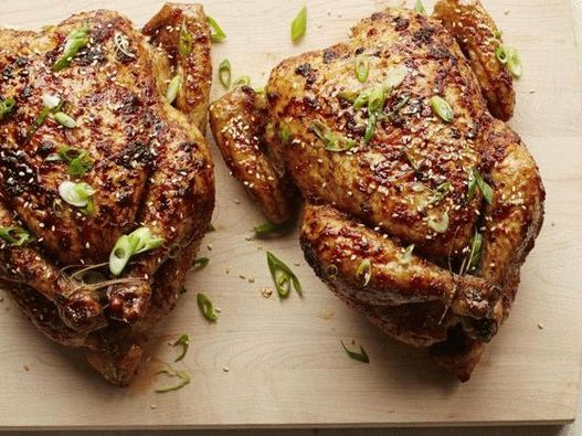 Photo Baked chicken in the glaze of soy sauce and honey
