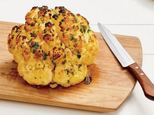 Photo Baked head of cauliflower with garlic