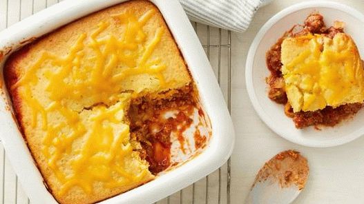 Photo Gambo casserole with prawns under corn bread