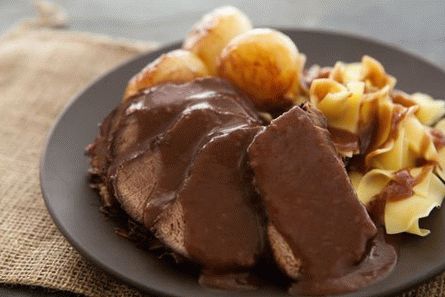Photo Sauerbraten - marinated beef roast