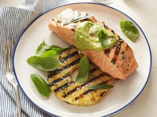 Salmon steak with pineapple and guacamole sauce