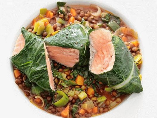 Steamed salmon in leaves of chard with lentils