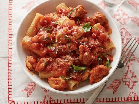 Chicken rigatoni pasta with tomato sauce