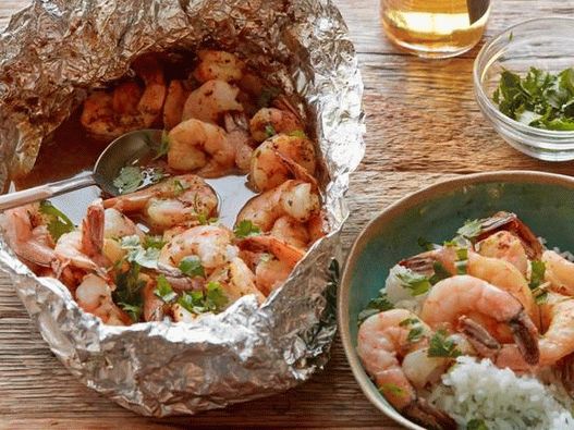 Spicy shrimp in beer in foil