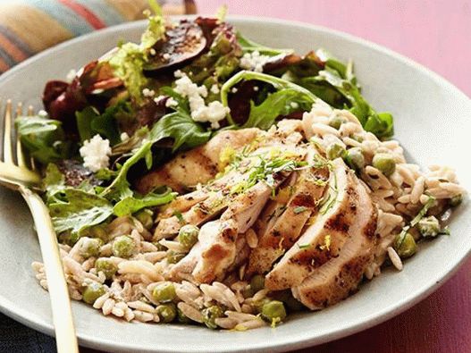 Creamy orzo cream lemon paste with fried chicken and fig salad