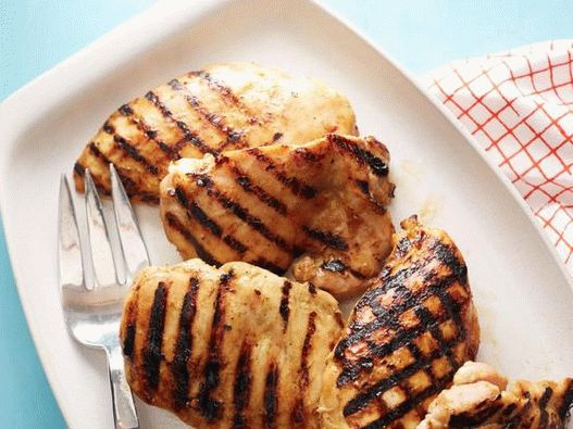 Grilled chicken with red onion sauce