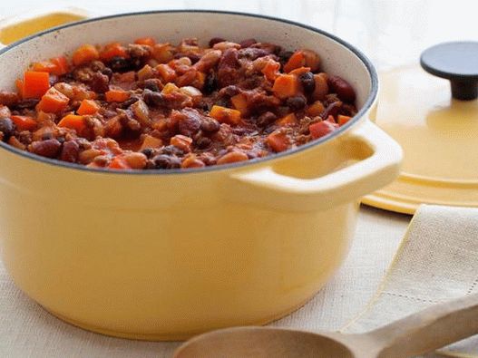 Chili with ground beef and three kinds of beans