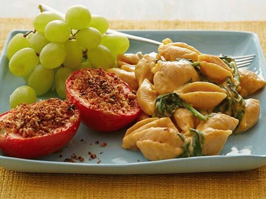Shell pasta with low-calorie cheese sauce and baked tomatoes