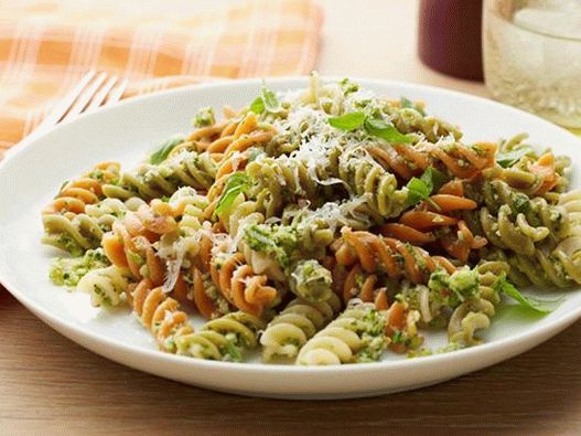 Pasta with broccoli sauce