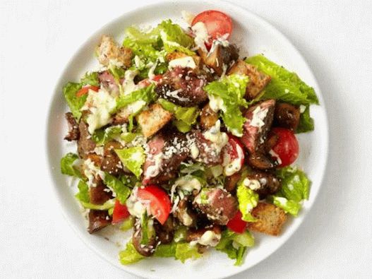 Warm salad with beef and pickled peas