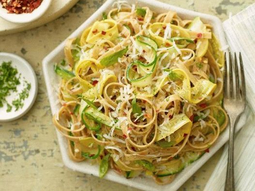Vegetable zucchini paste with whole grain noodles