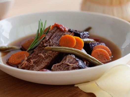 Stew with beef marinated in red wine