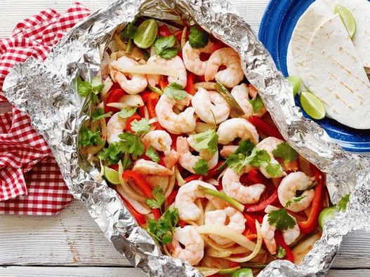 Useful shrimp fajita in grilled foil