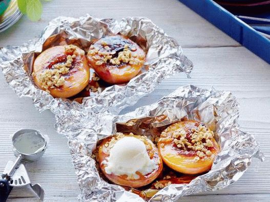 Crisp of peaches in grilled foil
