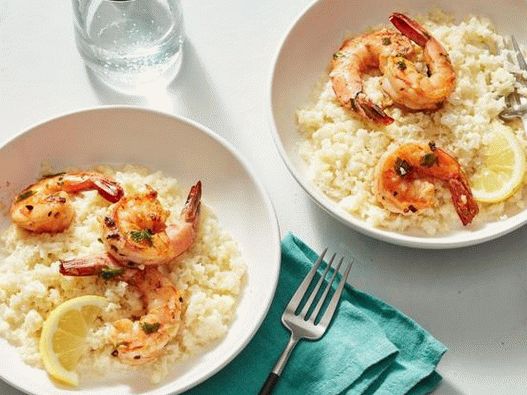 Vegetable porridge from cauliflower with shrimps fried in garlic sauce