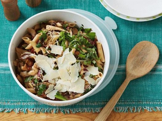 Whole grain pasta with chicken and herbs