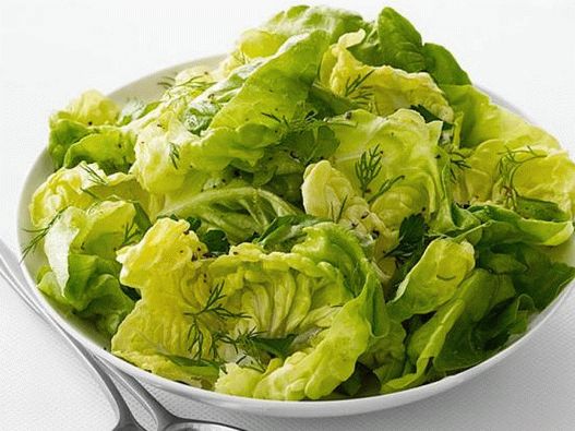 Photo Boston salad greens with lemon and olive dressing