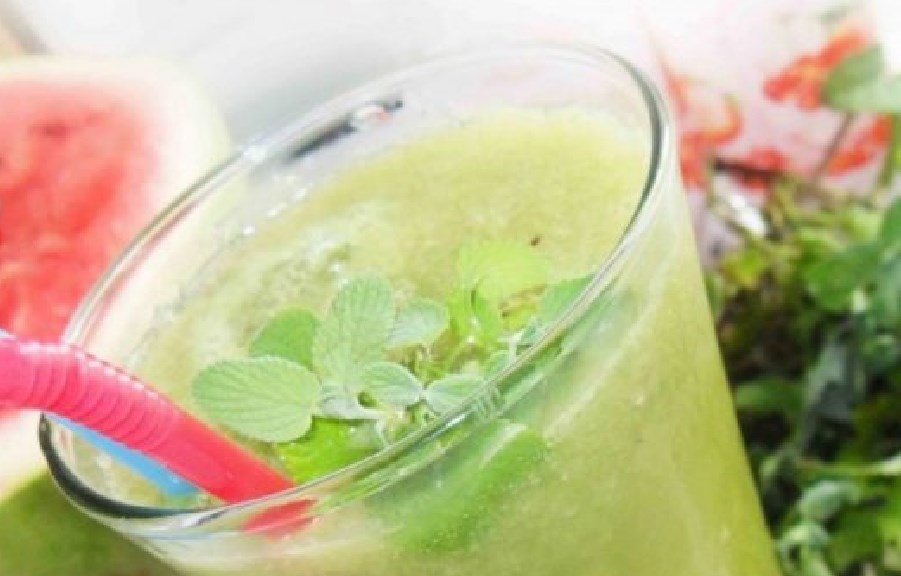 Green smoothie with lemon