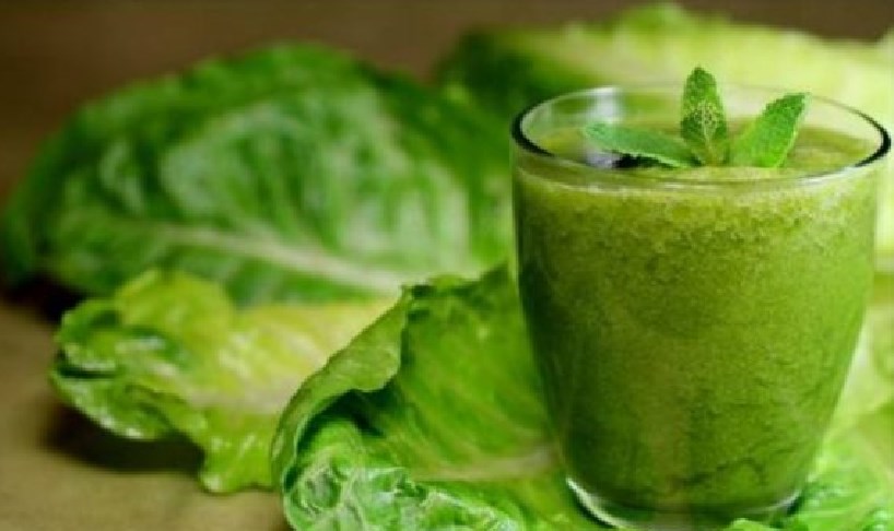 Green smoothie with mango