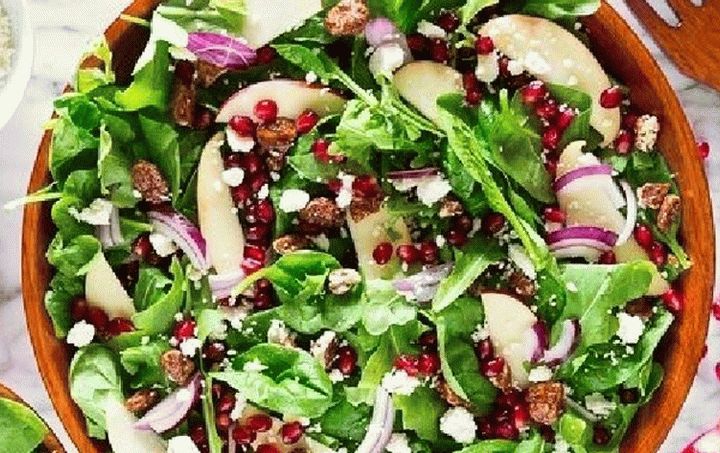 Green salad with pomegranate