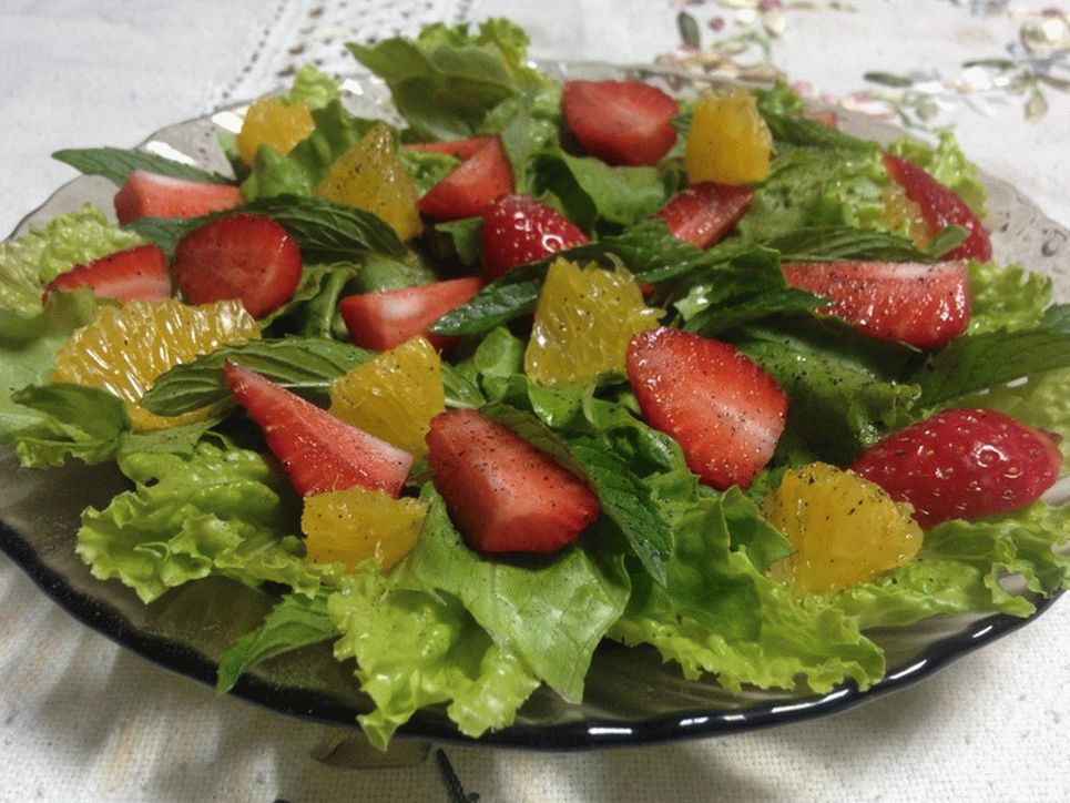 Green salad with strawberries