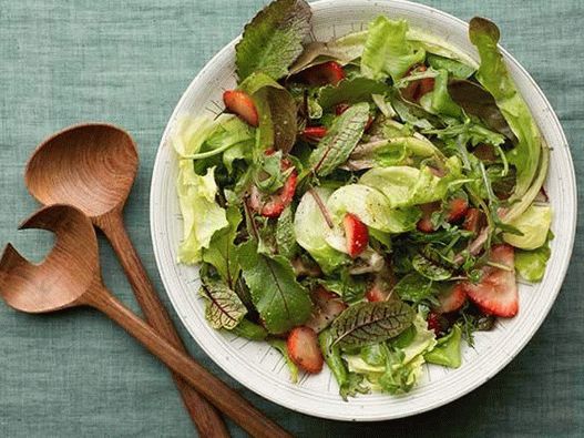 Photo Green salad with strawberries and balsamic sauce