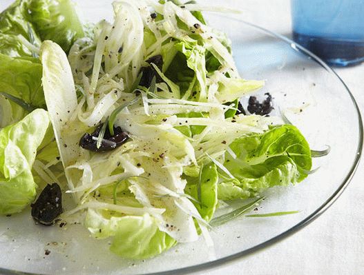 Photo Green salad and crostini with cheese oil