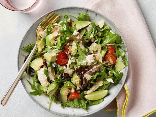 Photo Green salad with chicken, avocado and corn chips