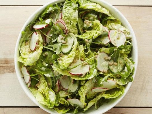 Photo Green salad with radishes and seeds