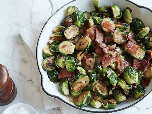 Photo Fried Brussels sprouts with bacon
