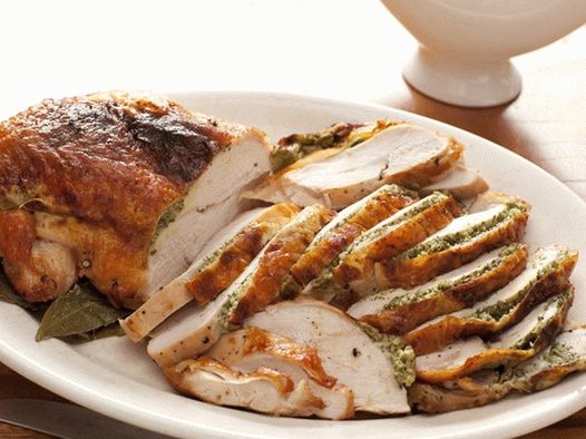 Photo Roasted turkey breast with spices and thick gravy