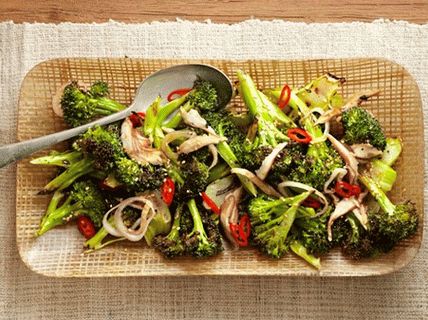 Photo Fried broccoli with mushrooms and chili