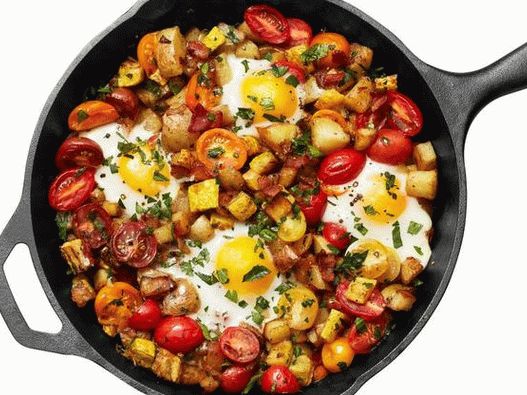 Photo Fried Potato with Bacon, Zucchini and Fried Eggs