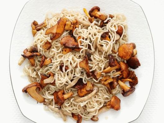 Photo Fried Ramen Noodles with Mushrooms