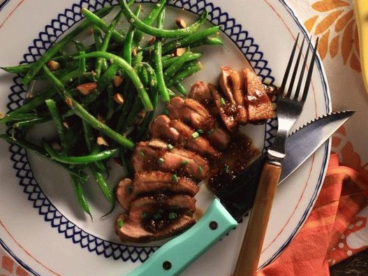 Photo Pan-fried duck breast with fig sauce