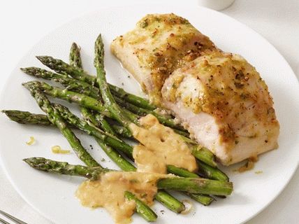 Photo Fried mahi mahi fish with asparagus and almond sauce