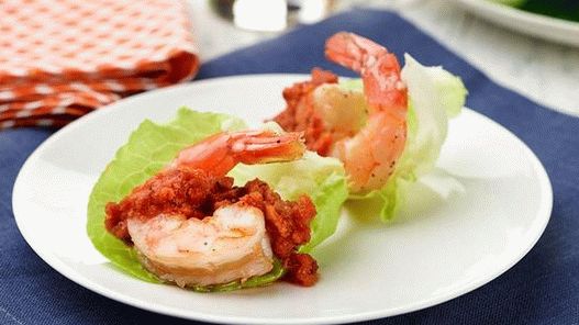 Photo Fried Shrimp with Homemade Cocktail Sauce
