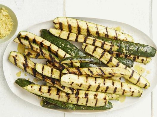 Photo Grilled Zucchini with Tasty Lemon Salt