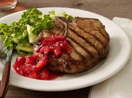 Photo Grilled natural pork cutlets with ginger-plum chutney