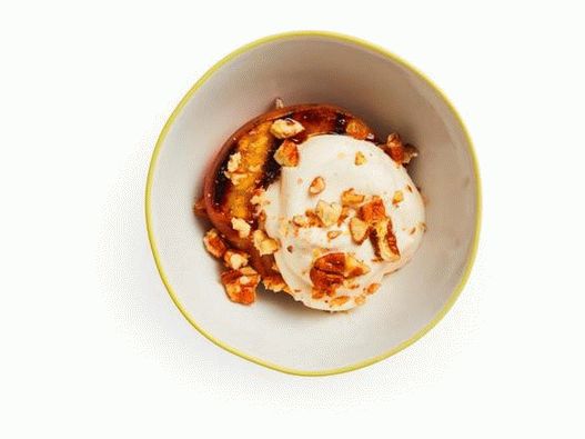 Photo of grilled peaches with whipped cream