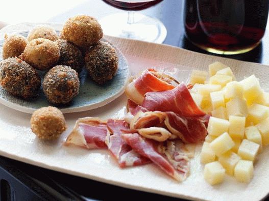 Photo fried breaded olives