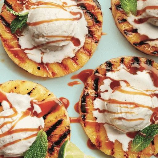 Photo Fried Pineapple with Vanilla Ice Cream and Rum Sauce