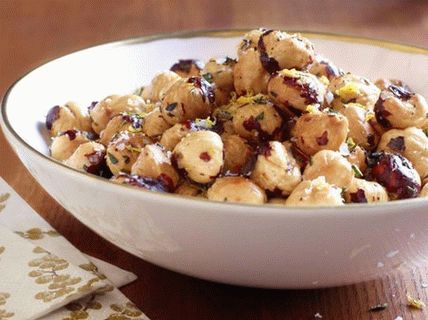Photo roasted hazelnuts with herbs
