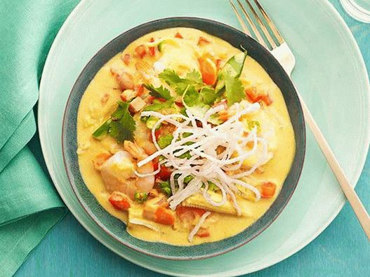 Photo Thai yellow curry with shrimp and vegetables