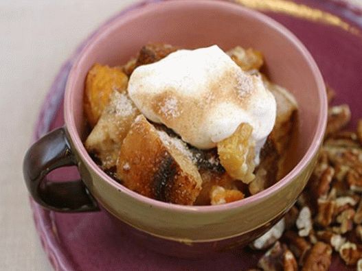 Photo Winter bread pudding with dried pears in a slow cooker