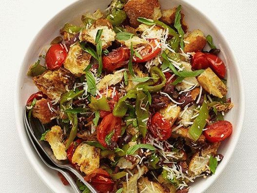 Photo Winter salad with bread, tomatoes and peppers