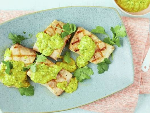 Photo Golden mackerel barbecue with pesto from yellow bell pepper and cilantro