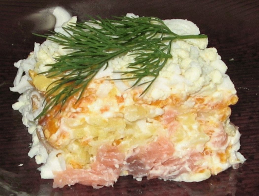 Салат рыбный с картошкой из отварной рыбы. Салат с копченой горбушей. Слоеный салат с рыбой. Салат с рыбой горячего. Салат слоями с рыбой.