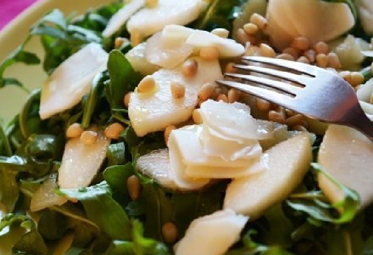 Рукола с грушей. Рукола с грушей. Салат с грушей и сыром дор блю. Салат с прошутто и рукколой и грушей. Салат с грушей и рукколой.