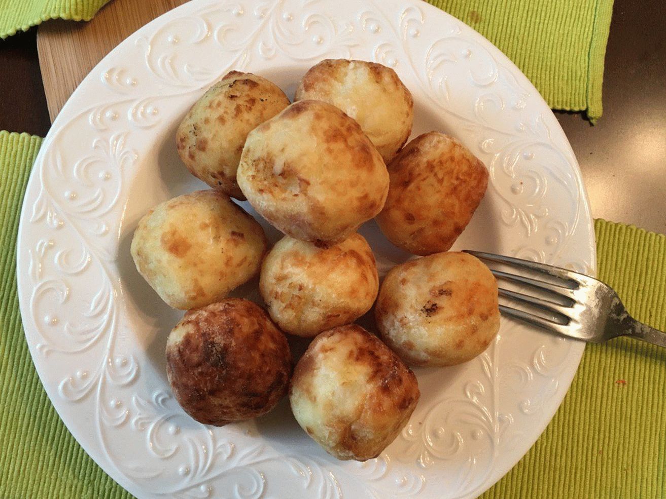 Рецепт картошки с яйцом в духовке. Шарики из картофеля. Шарики из картофеля и муки. Картофельные шарики итальянские. Блюдо с картошкой и яйцом.